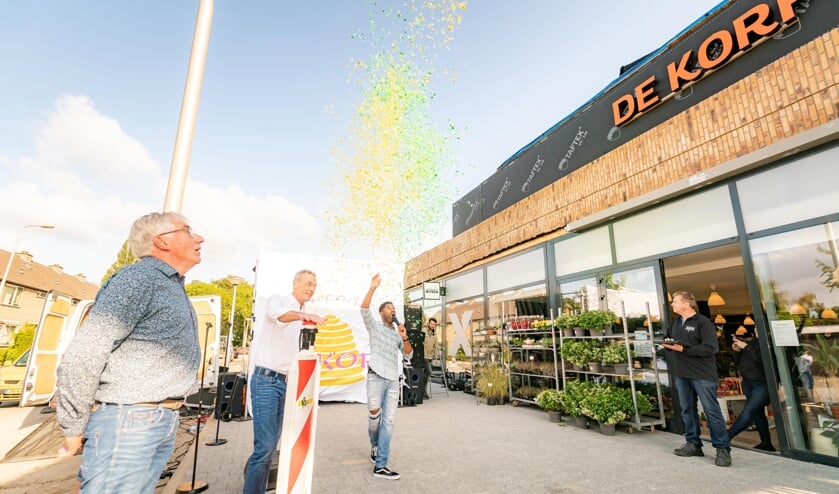 • De feestelijke onthulling van het nieuwe logo van winkelcentrum De Korf.