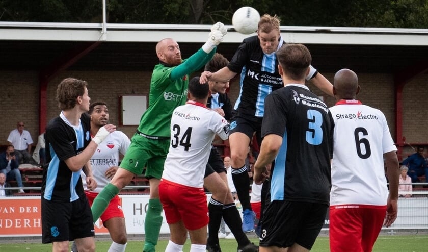 <p>• Unitas-doelman Ruud Verberk in actie tegen EVV.</p>