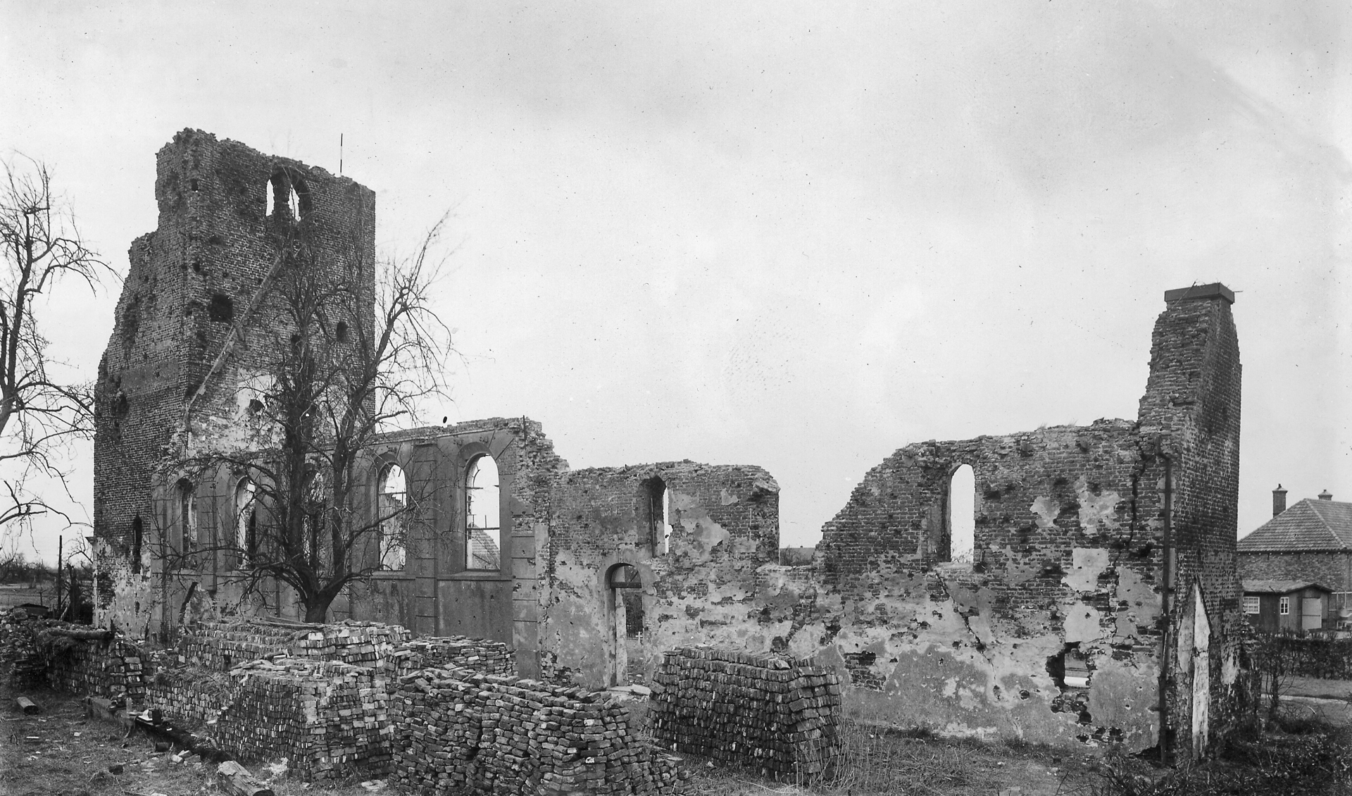 De verwoeste kerk in Meeuwen.