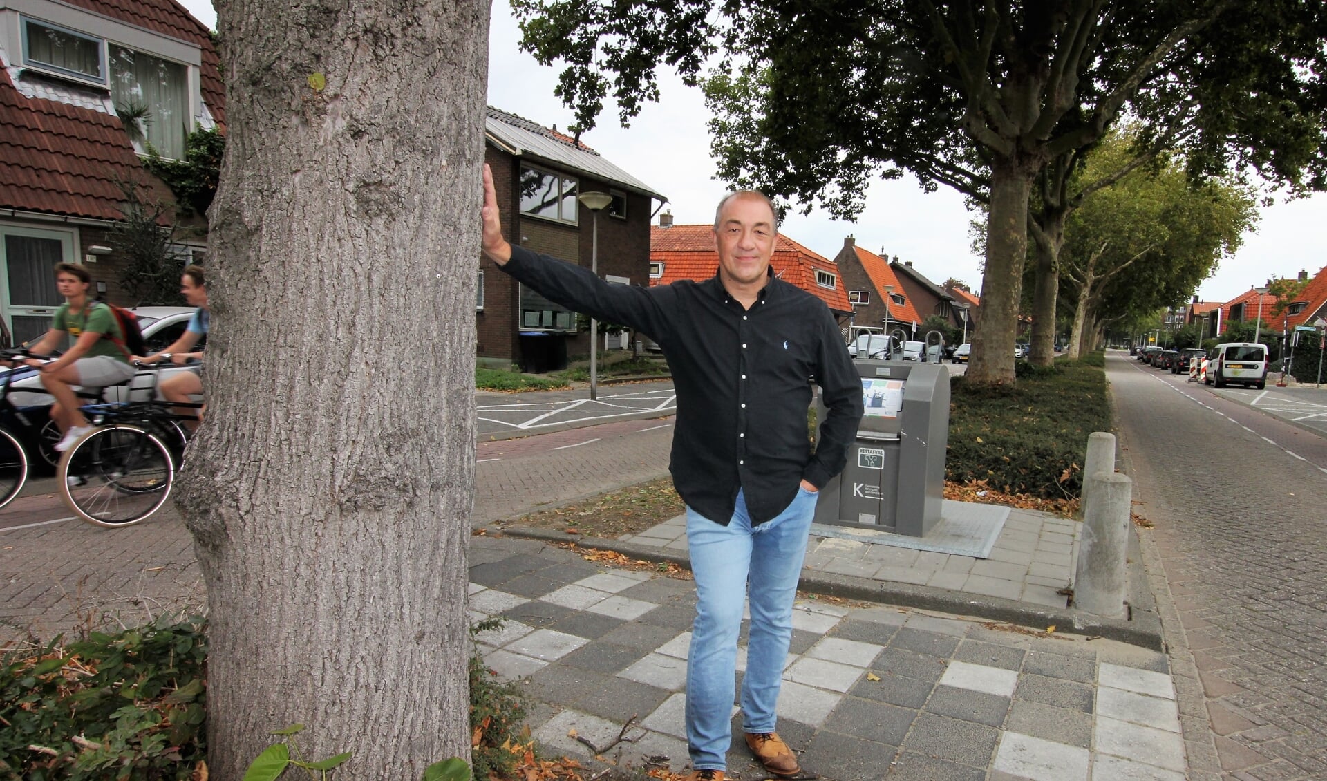 • Cornel van Geelen bij één van de beeldbepalende bomen van de Noorderstraat.