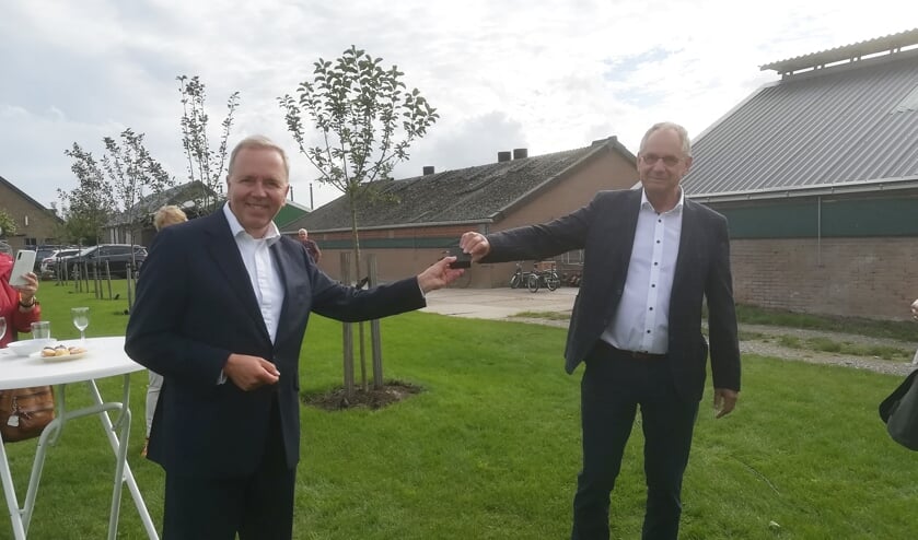 • Jan Dekker (r) krijgt de Zilveren CDA-speld.