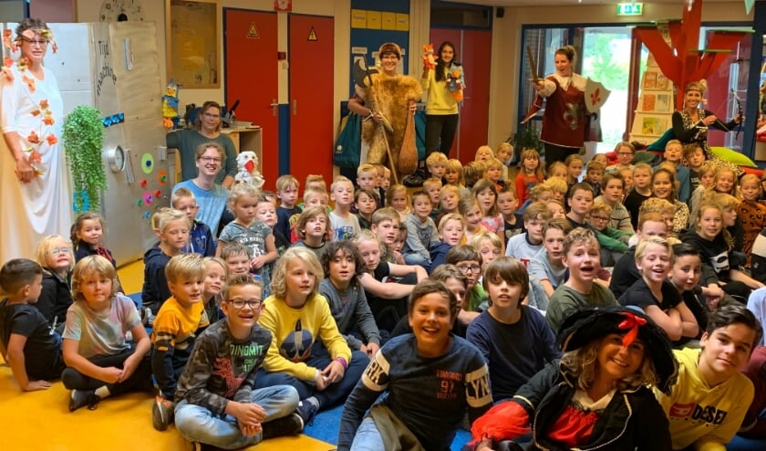 Enthousiaste leerlingen en de verklede juffen van de Springplank