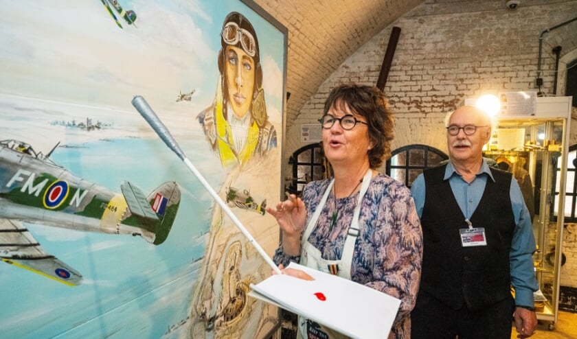 • De Nieuw Zeelandse ambassadeur brengt de laatste penseelstreek aan, onder toeziend oog van luchtvaartschilder Gerrit Kok.