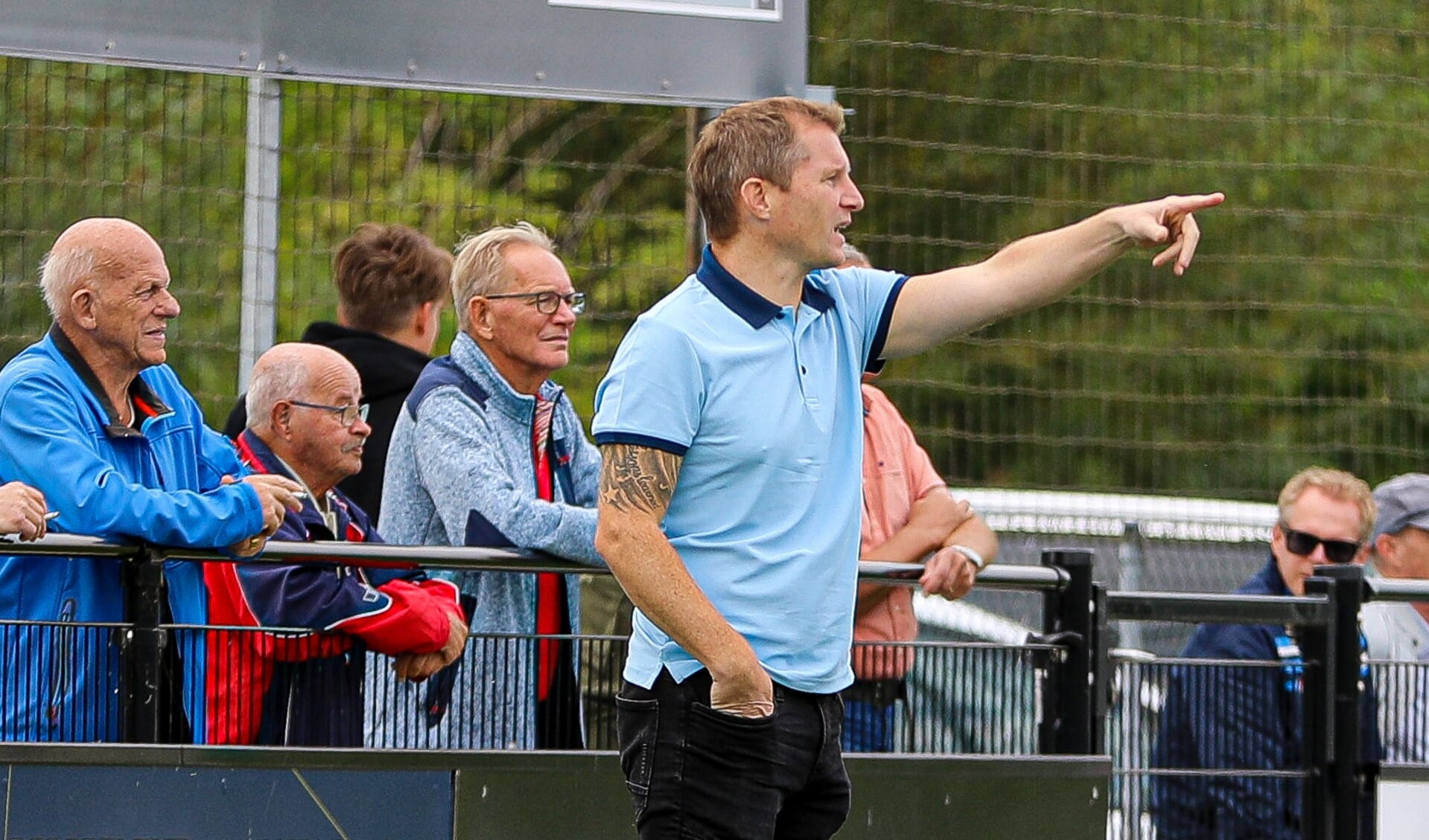 • Raymond Sponselee als trainer van SV Noordeloos.