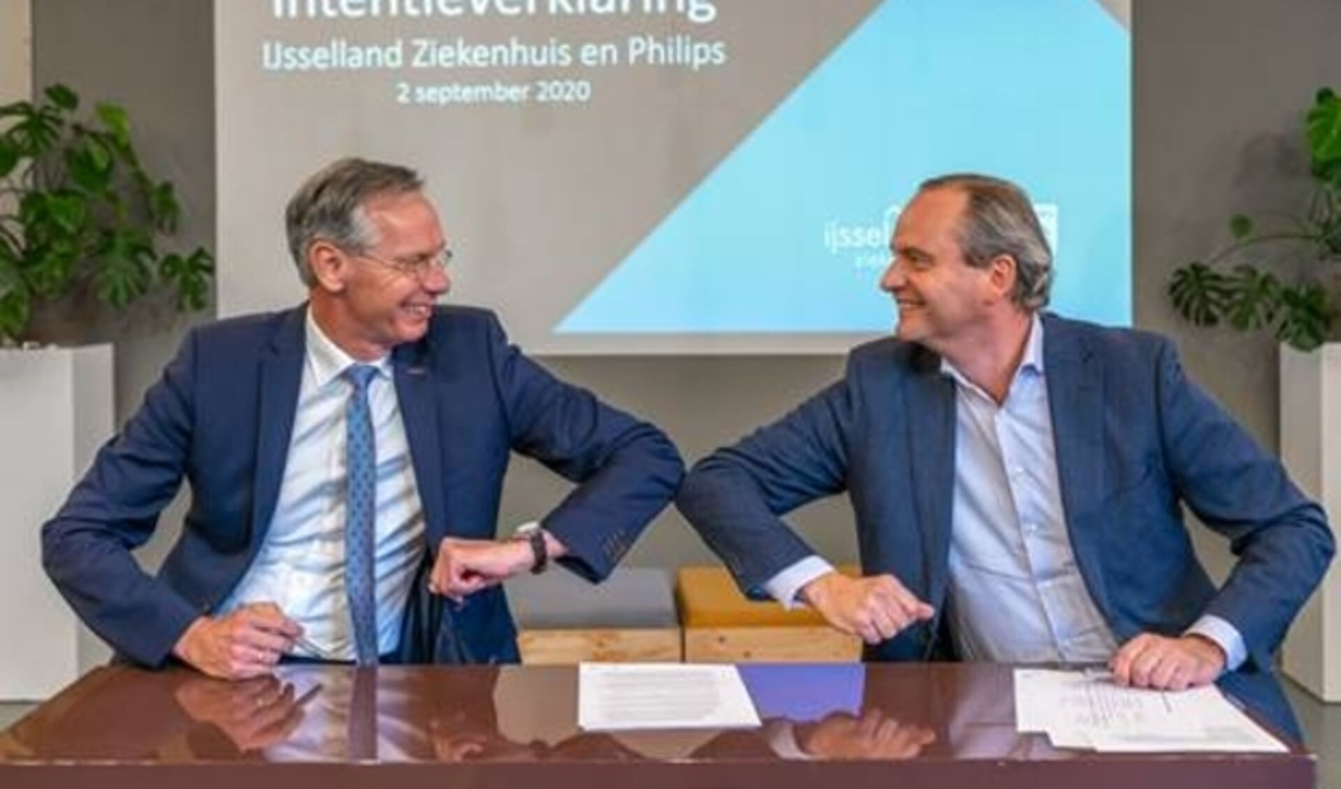 Ondertekening van de intentieverklaring door Albert van Wijk (Bestuurder IJsselland Ziekenhuis) en Léon Kempeneers (Head of Strategy, Innovation, Solutions & Partnerships Philips Benelux).