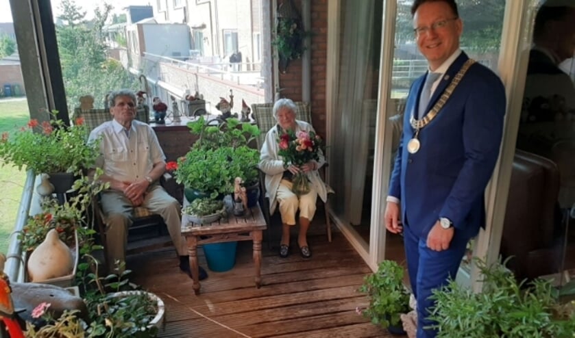 <p>Op een briljanten paar moet je zuinig zijn. Burgemeester Van Domburg bleef tijdens zijn bezoek dan ook op anderhalve meter afstand van het jubilerende paar Van de Goede. (Foto: Rinus Verweij)</p>