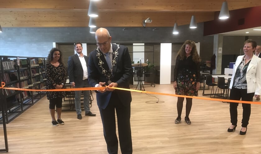 Met het doorknippen van het lint opende burgemeester Egbert Lichtenberg het Open Leer Centrum in de bieb.