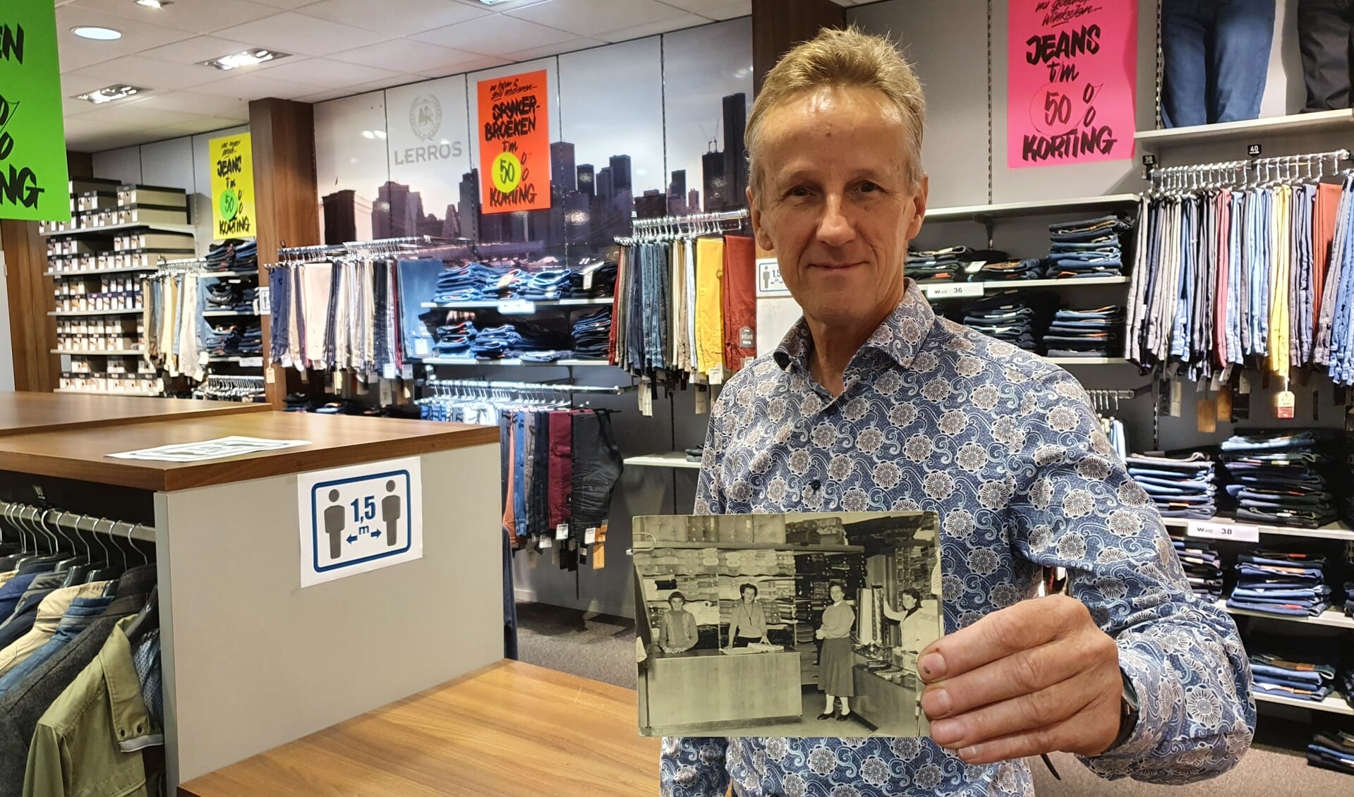 • Johan Bulle met een foto van de winkel in de beginjaren.