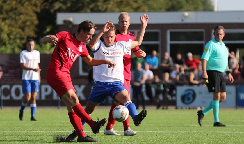 <p>• Schelluinen verloor in de openingsronde in de slotminuut met 2-1 van Ameide.</p>