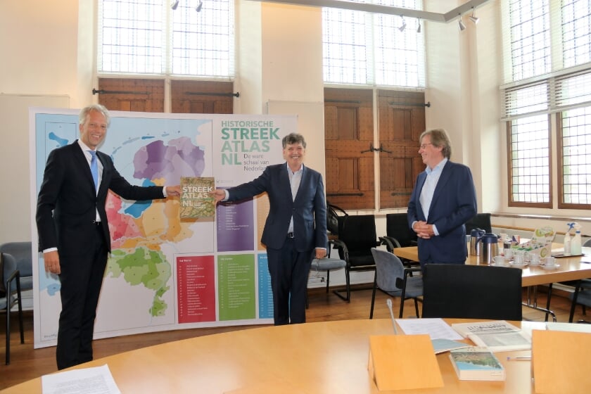 • Sjors Frölich krijgt het eerste exemplaar overhandigd van Martin Berendse.