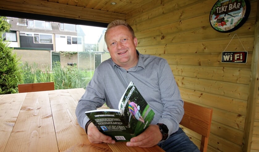• Frank Snoei met zijn boekje 'Campingbelevenissen'.