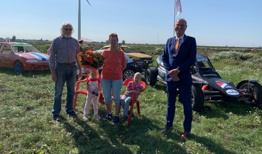 <p>In aanwezigheid van een klein gezelschap kreeg Tiny Vronik-Van Zuilen als dank voor haar tomeloze inzet de bijzondere onderscheiding als Ridder in de Orde van Oranje-Nassau. (Foto: gemeente Oudewater) </p>