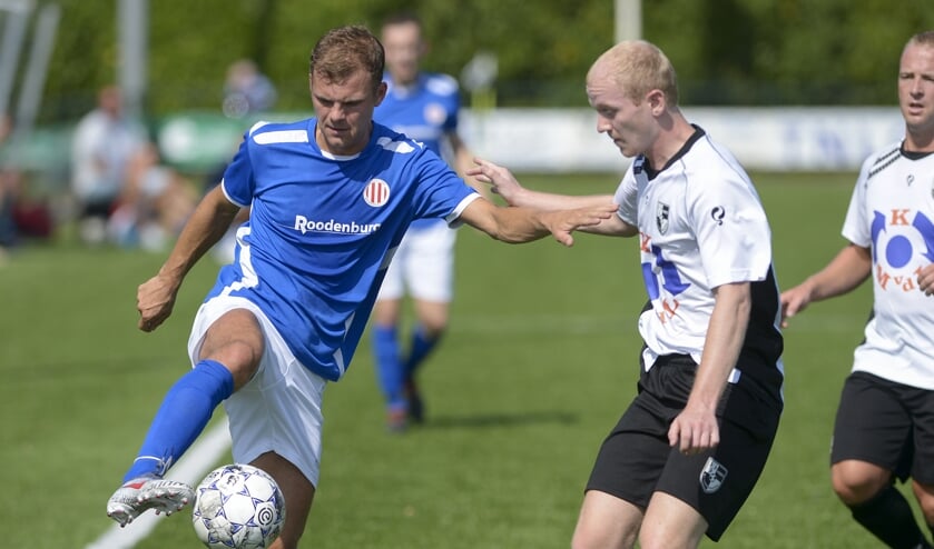 • Jesper van den Adel aan de bal in een vorige derby.