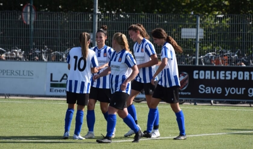 Vreugde nadat Sarina Pua(10) IJFC op 2-1 gezet heeft