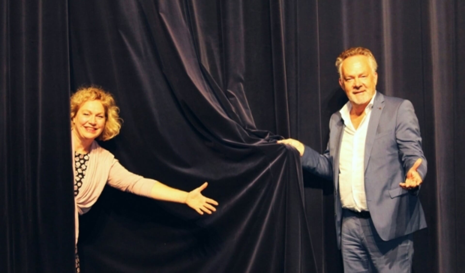 Bestuurders Anastasia van der Lugt en Ad de Regt openen het doek van het vernieuwde Fulcotheater. (Foto: Lysette Verwegen)