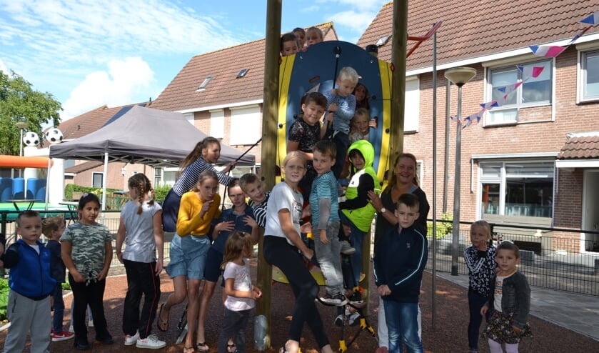 • De kinderen zijn blij met de nieuwe speeltuin.