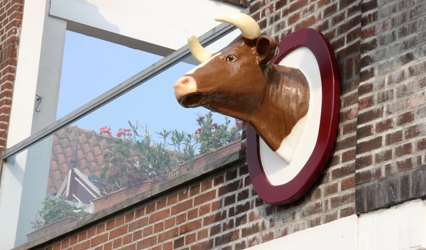 • Er hangt nu een replica van de ossekop aan de gevel van het pand aan de Voorstraat 66.