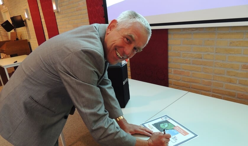 • Wethouder Verweij tekent voor de doortrapgemeente.