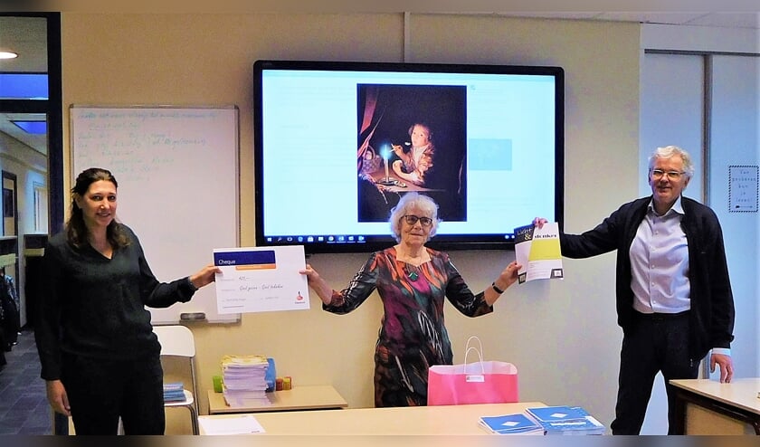 Op maandag 28 september zijn de werkboeken in het bijzijn van Rianne Bot van de Rabobank op CBS De Bron in Molenaarsgraaf afgeleverd.