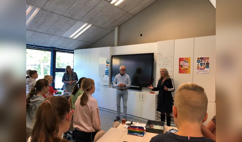 • De gastles in Giessenburg, met voor de klas links Arie Slob en rechts wethouder Lizanne Lanser.