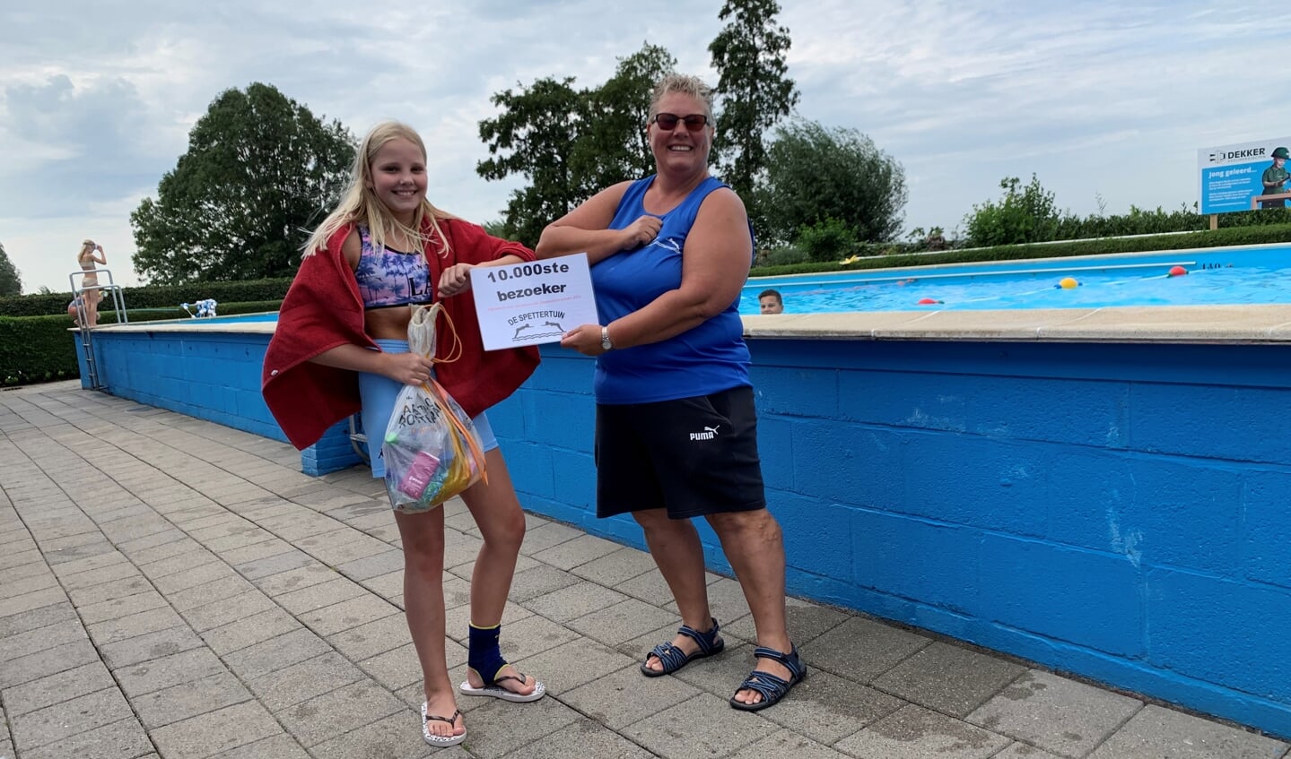• Celine Vonk met badjuf Bea.
