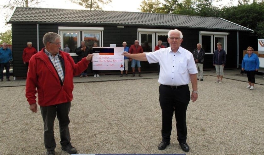 • De overhandiging van de cheque.