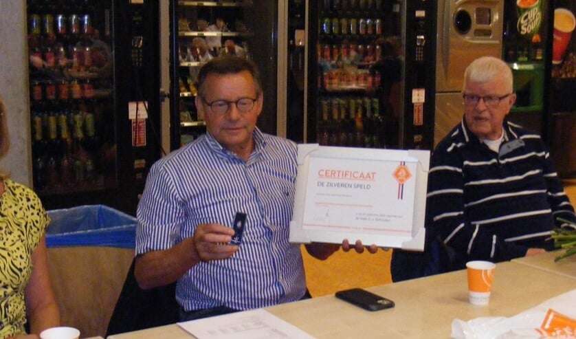 <p>• Kees Schouten met speld en oorkonde van de KNVB.</p>