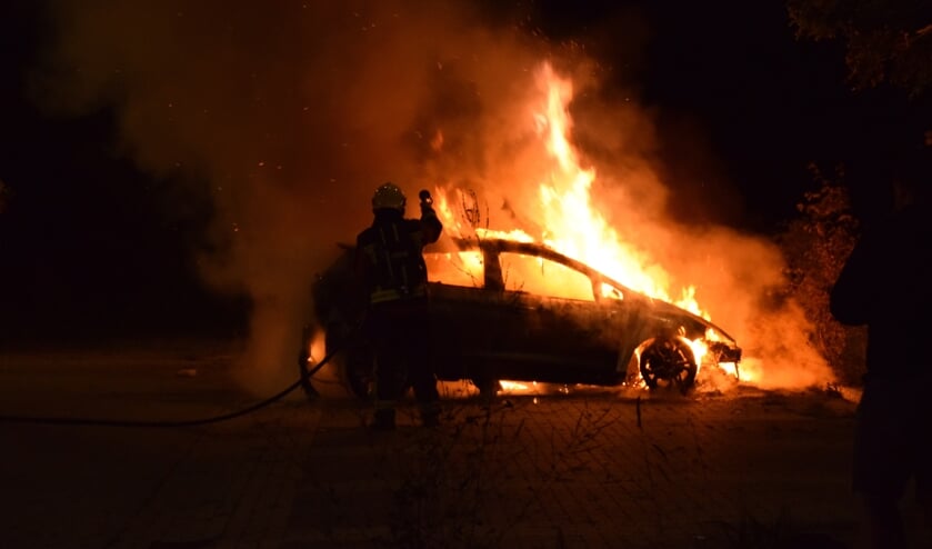 • De auto staat in lichterlaaie.