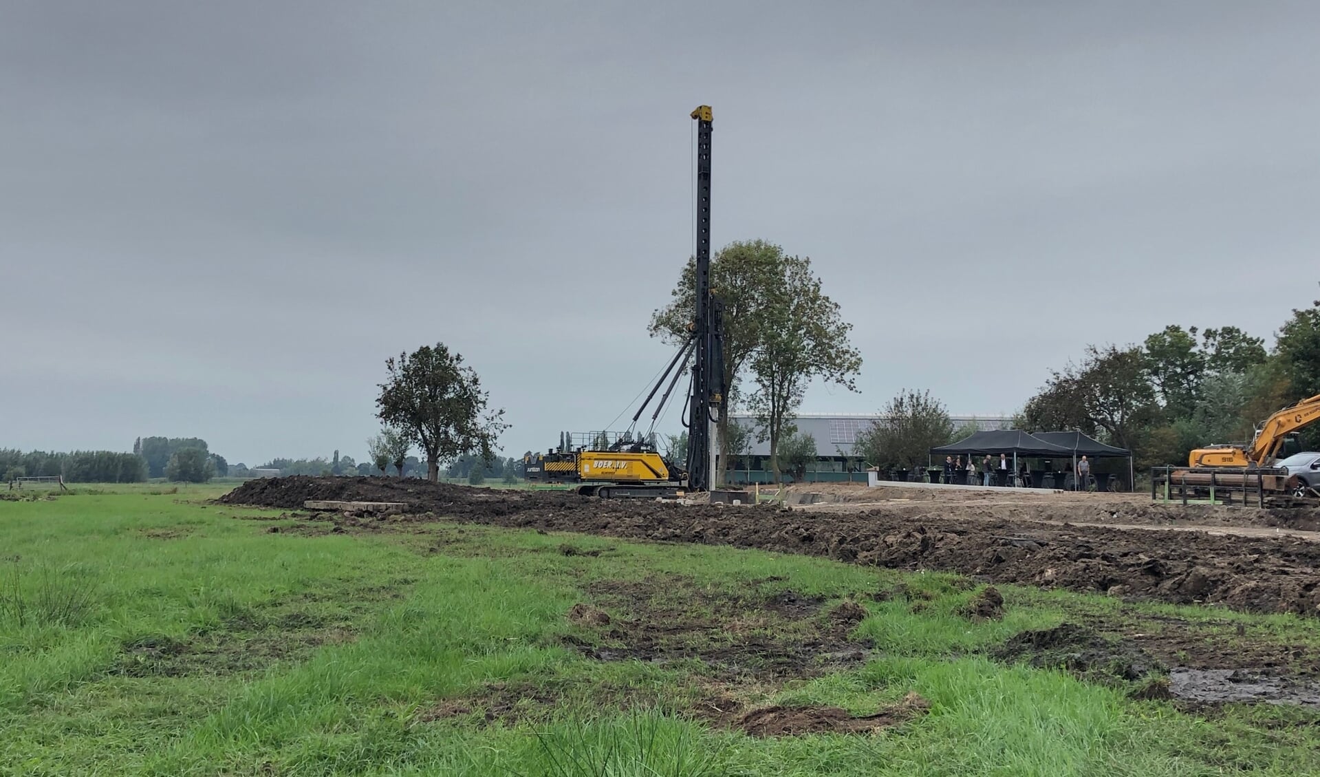 • Eerste paal voor een woningbouwproject aan de Lage Giessen in Hoornaar, eerder dit jaar.