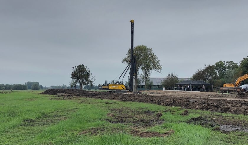 <p>• Eerste paal voor een woningbouwproject aan de Lage Giessen in Hoornaar, eerder dit jaar.</p>