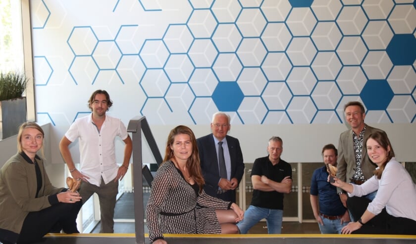 • De winnaars van de regionale Eo Wijersprijs met de juryleden.