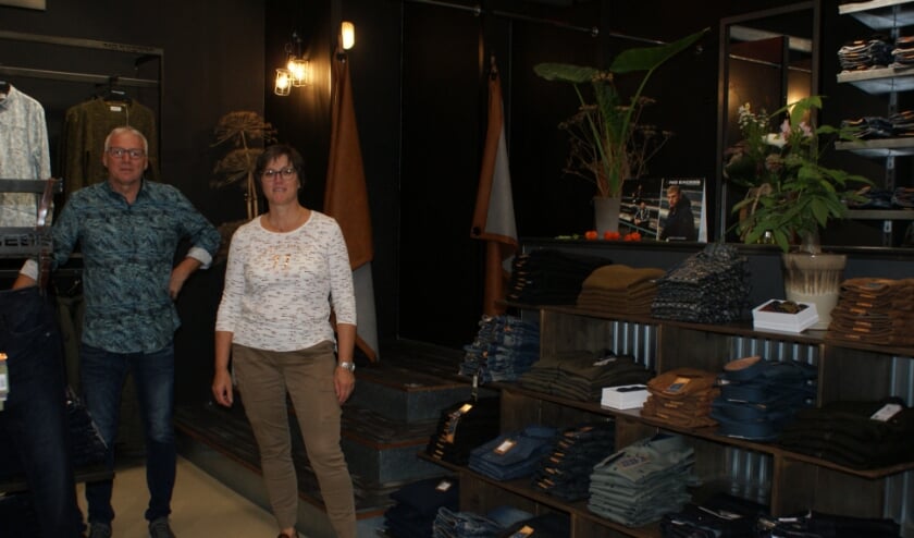 • Henk-Jan en Anneke zijn erg tevreden met hun nieuwe winkel.