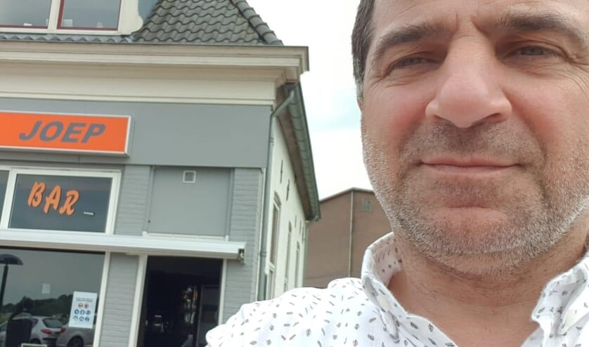 <p>• Eigenaar Joep bij zijn gelijknamige café.</p>