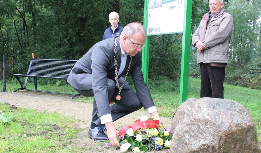 • Burgemeester Paans legt de bloemen bij de gedenktsteen.
