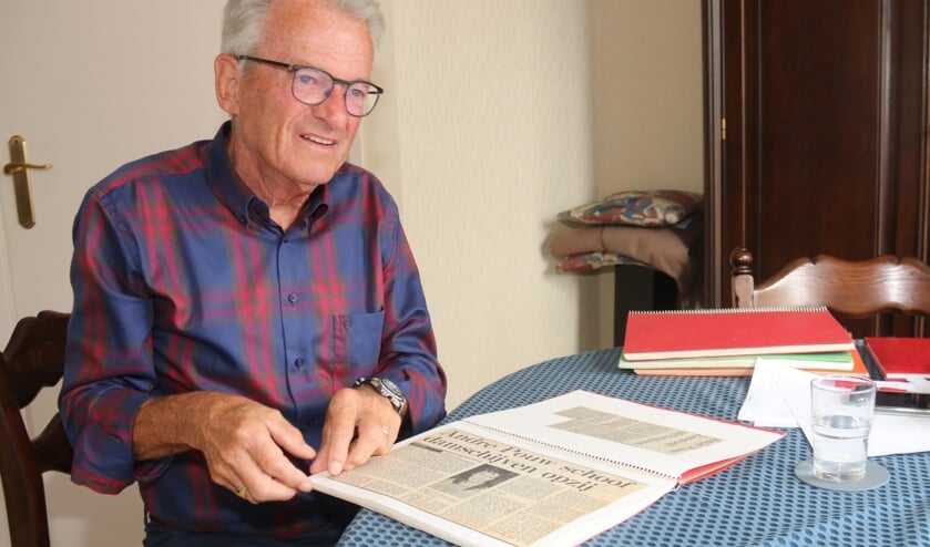 • Voorzitter Peter Migchielsen bekijkt oude plakboeken.