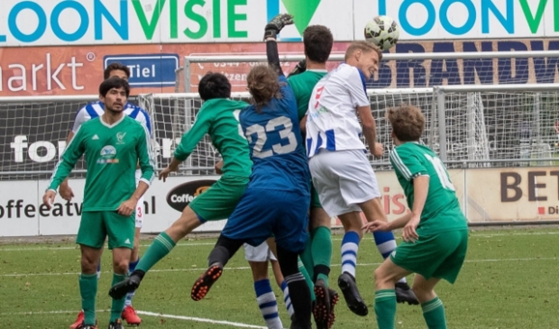 Luchtduel tijdens de wedstrijd tussen FC Lienden het Wageningse GVC. (Foto:Wim Brouwers)