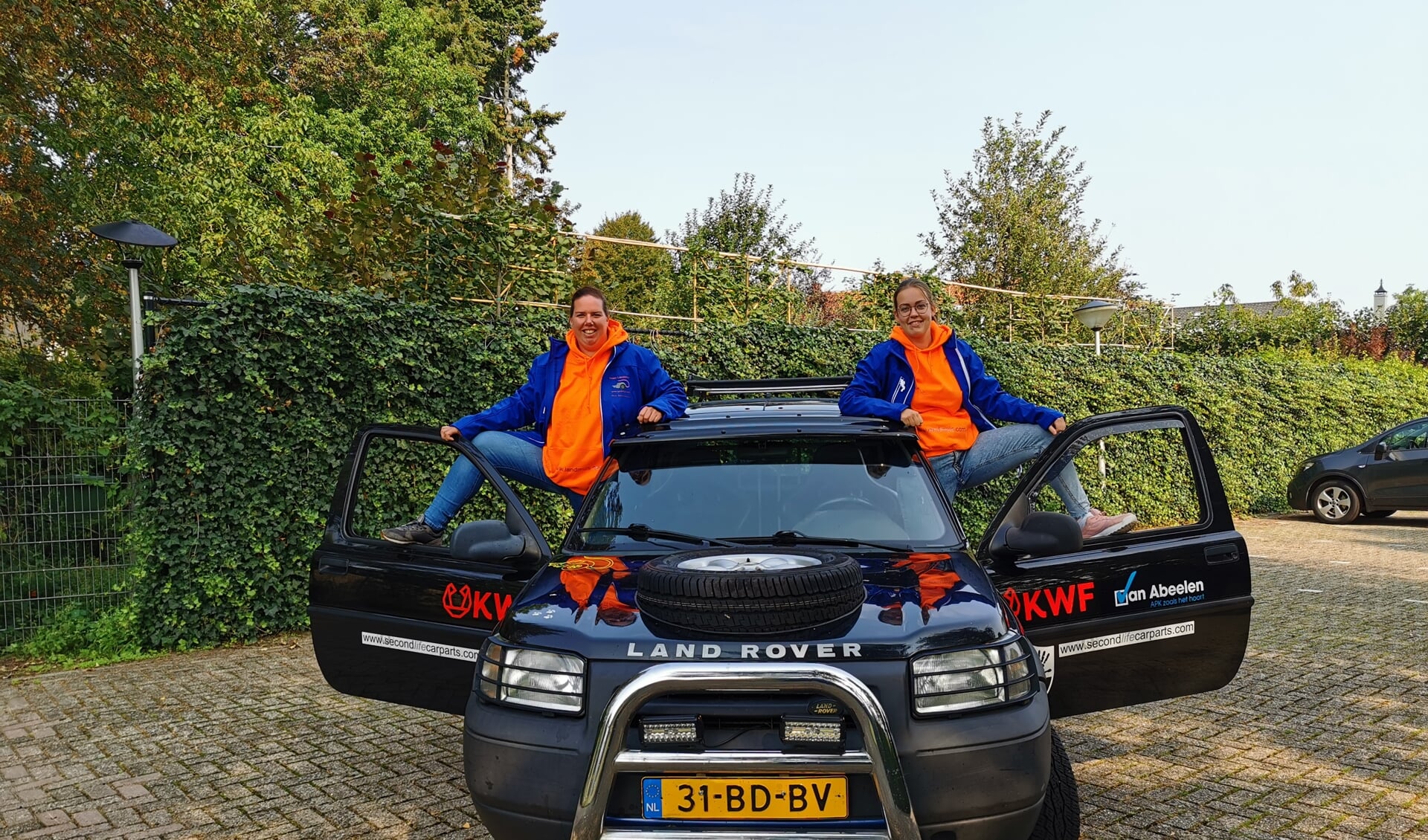 Team Landmuis met Manon van Ewijk uit Meeuwen (l) en Djerie van Stratum uit Loon op Zand bij hun auto. 