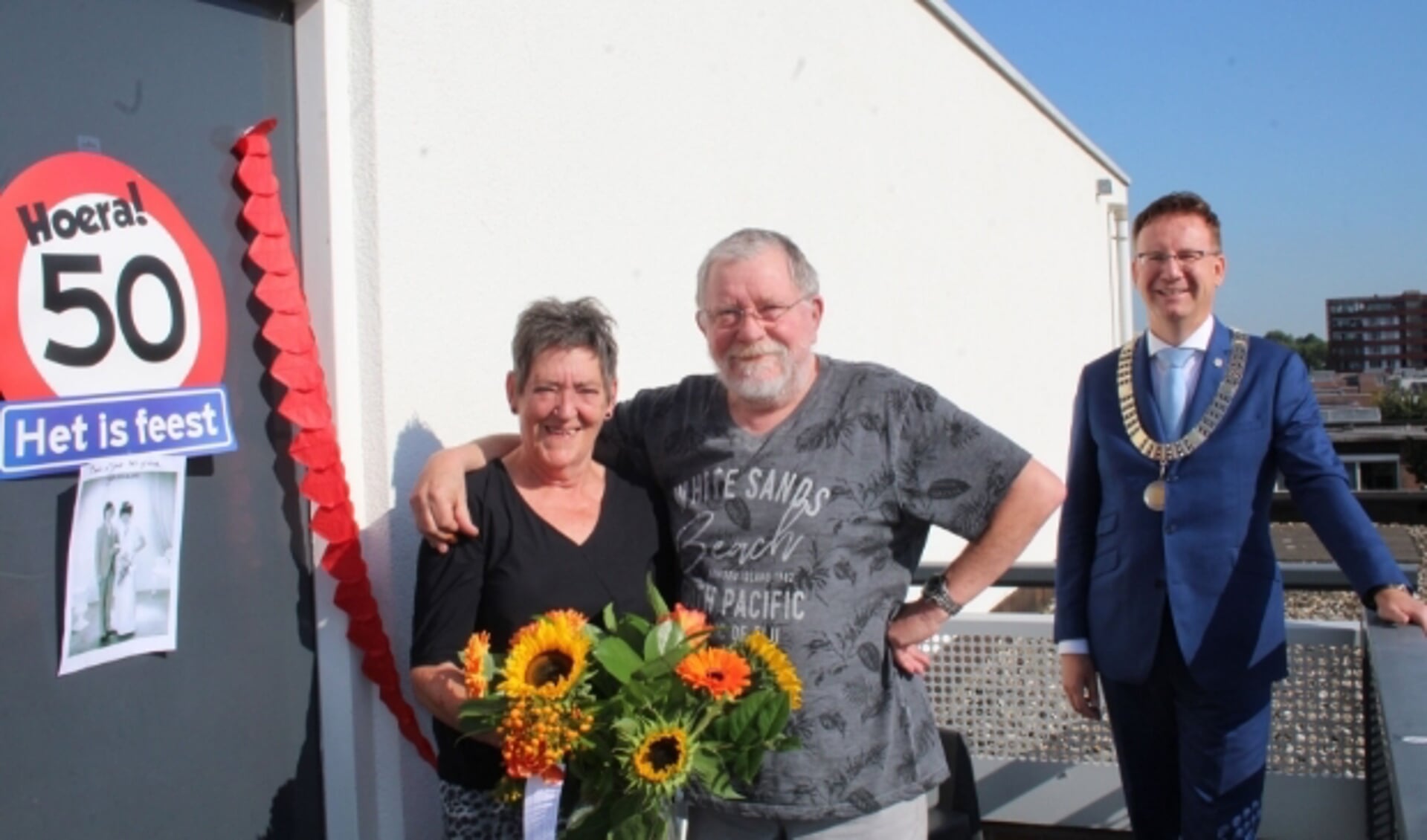 Op een stralende woensdag 2 september vierden Joke en Bert Vergeer hun gouden huwelijksdag, met een onverwacht bezoek van burgemeester Van Domburg. Coronaveilig uiteraard. (Foto: Lysette Verwegen)