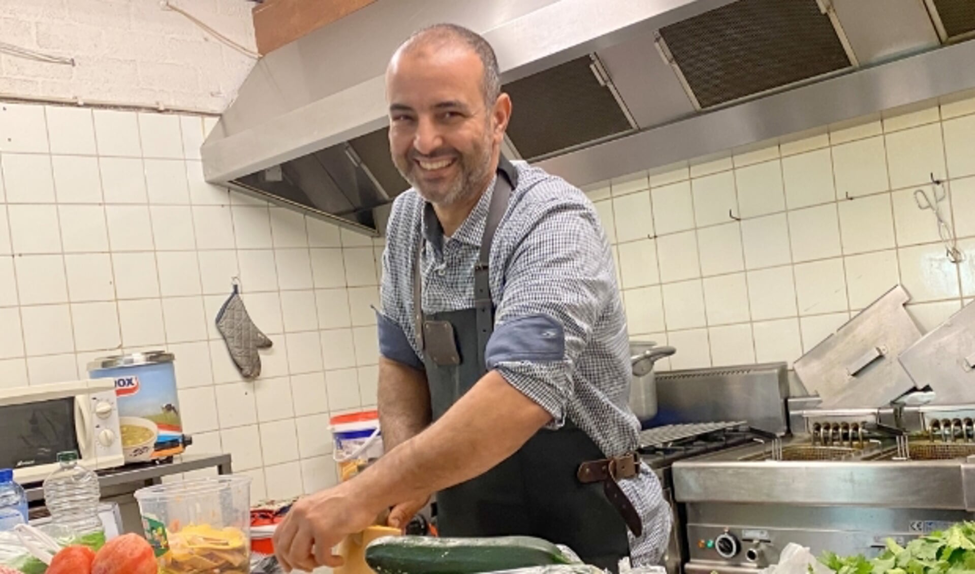 Koken doet Driess Harmachi wel vaker, maar nooit eerder een Marokkaanse maaltijd voor zijn dorpsgenoten. (Foto: Janneke Severs-Hilgeman)