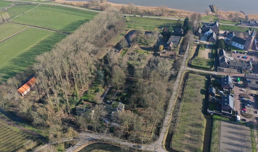 <p>• Bovenaanzicht Huis te Jaarsveld.</p>