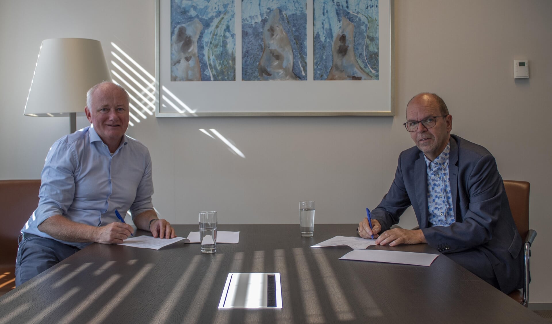 Peter van den Heuvel en Hans Tanis ondertekenen de haalbaarheidsovereenkomst.