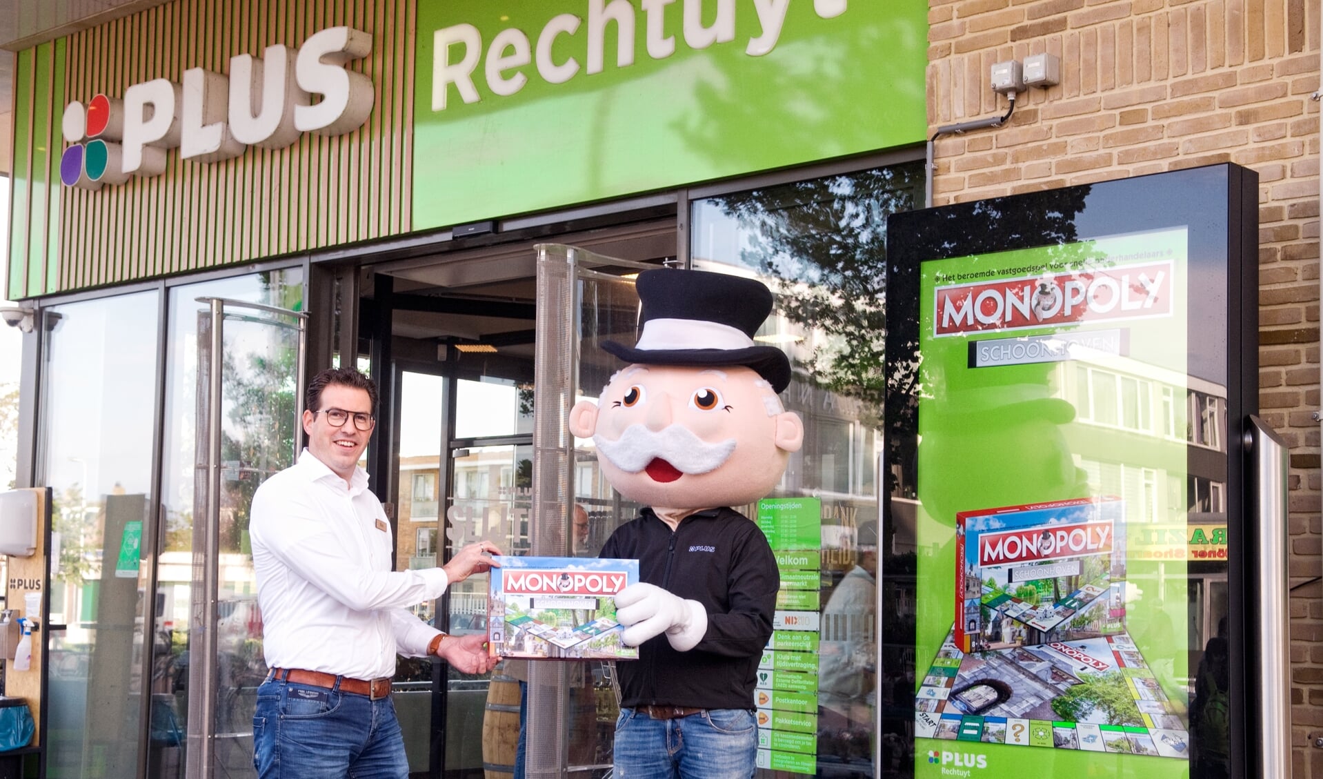 • Mr. Monopoly overhandigt het eerste exemplaar van Monopoly Schoonhoven aan Bas Rechtuyt van Plus Rechtuyt.