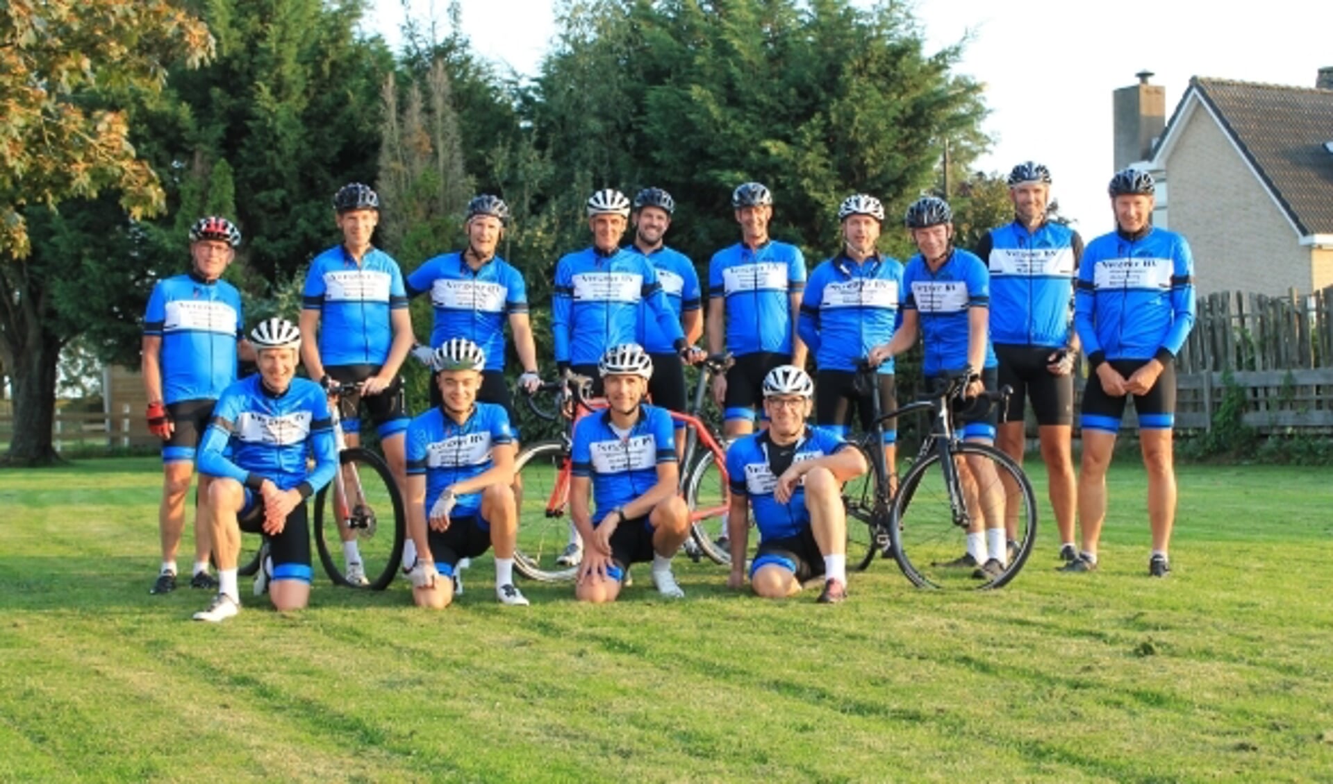 De fietsvrienden uit Montfoort, die al heel wat jaren samen fietsen, zijn in het nieuw gestoken. (Foto: Frank Vianen)