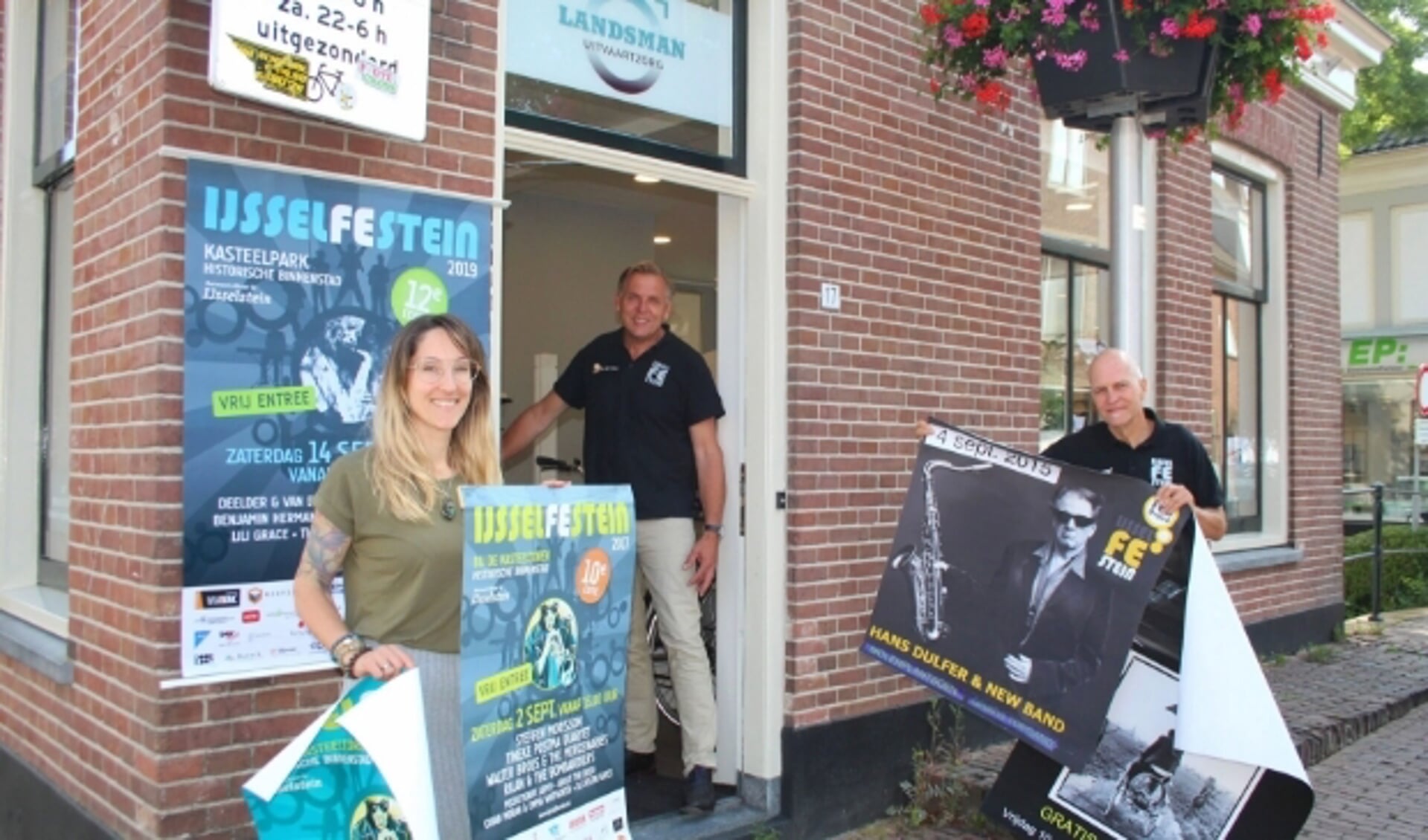 De bestuursleden van het IJsselFEstein waren in de zomervakantie nog druk bezig met de organisatie van het populaire jaarlijkse muziekevenement. (Foto: Lysette Verwegen)