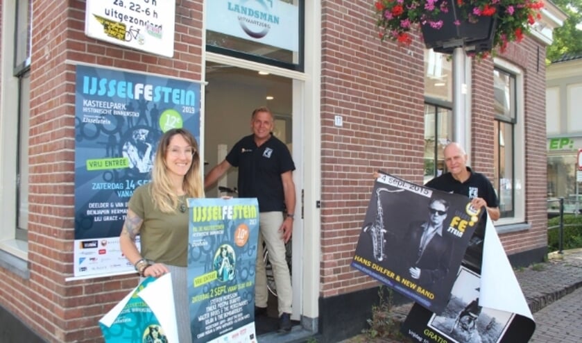 <p>De bestuursleden van het IJsselFEstein waren in de zomervakantie nog druk bezig met de organisatie van het populaire jaarlijkse muziekevenement. (Foto: Lysette Verwegen)</p>