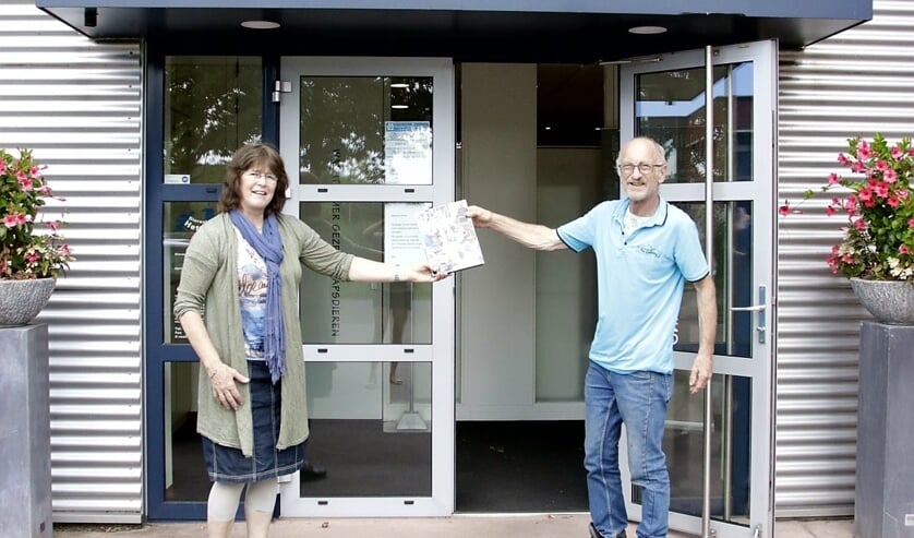 • Corrie Noordergraaf overhandigt het boek aan Cor Breedijk.