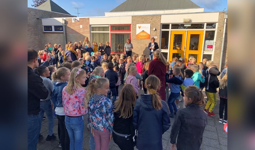 • Schoolkinderen van de Meester Vos bij de onthulling van de plaquette.