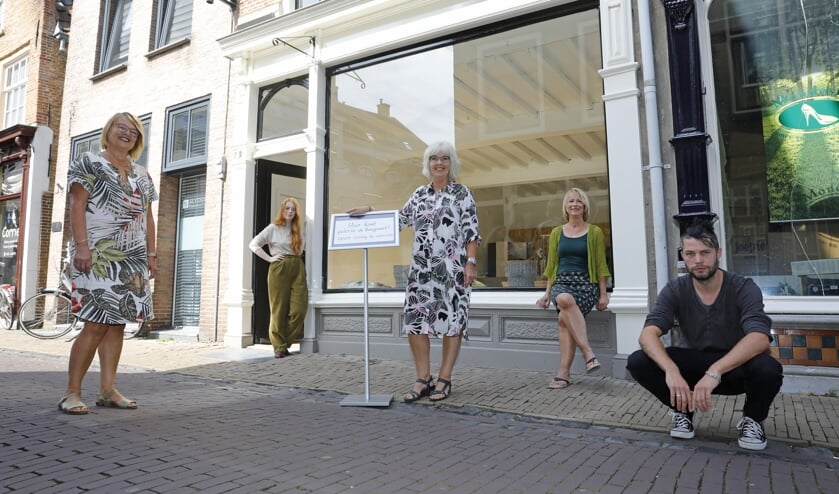 • Barbara van Ruijven, Dieuwertje Stevens, Truus Beumken, Margreet Alting en Patrick de Wit.