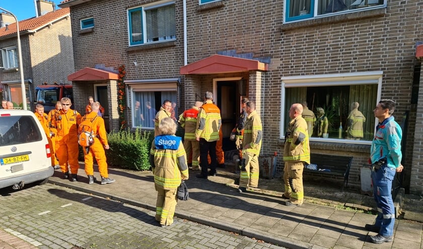 • Het reddingsteam voor de deur van het huis waar het allemaal gebeurde.