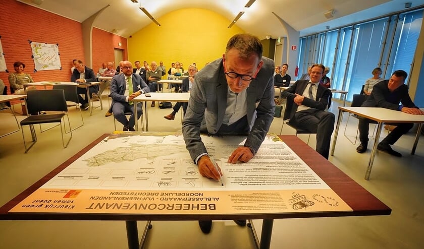 • Wethouder Johan Quik plaatst zijn handtekening onder het beheerconvenant Prachtlint.
